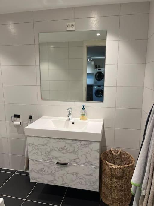 Spacious Modern In Close Proximity To Ons Villaer