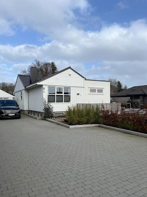 Villaer Spacious Modern In Close Proximity To Ons